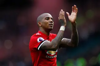 Manchester United renova com Ashley Young até 2019