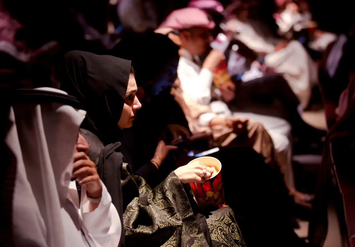 A partir do verão as mulheres também vão poder conduzir mas, tal como acontece com os programas de televisão, os filmes exibidos no cinema estarão sujeitos a censura, nomeadamente a tabus relacionados com sexo, religião e política.