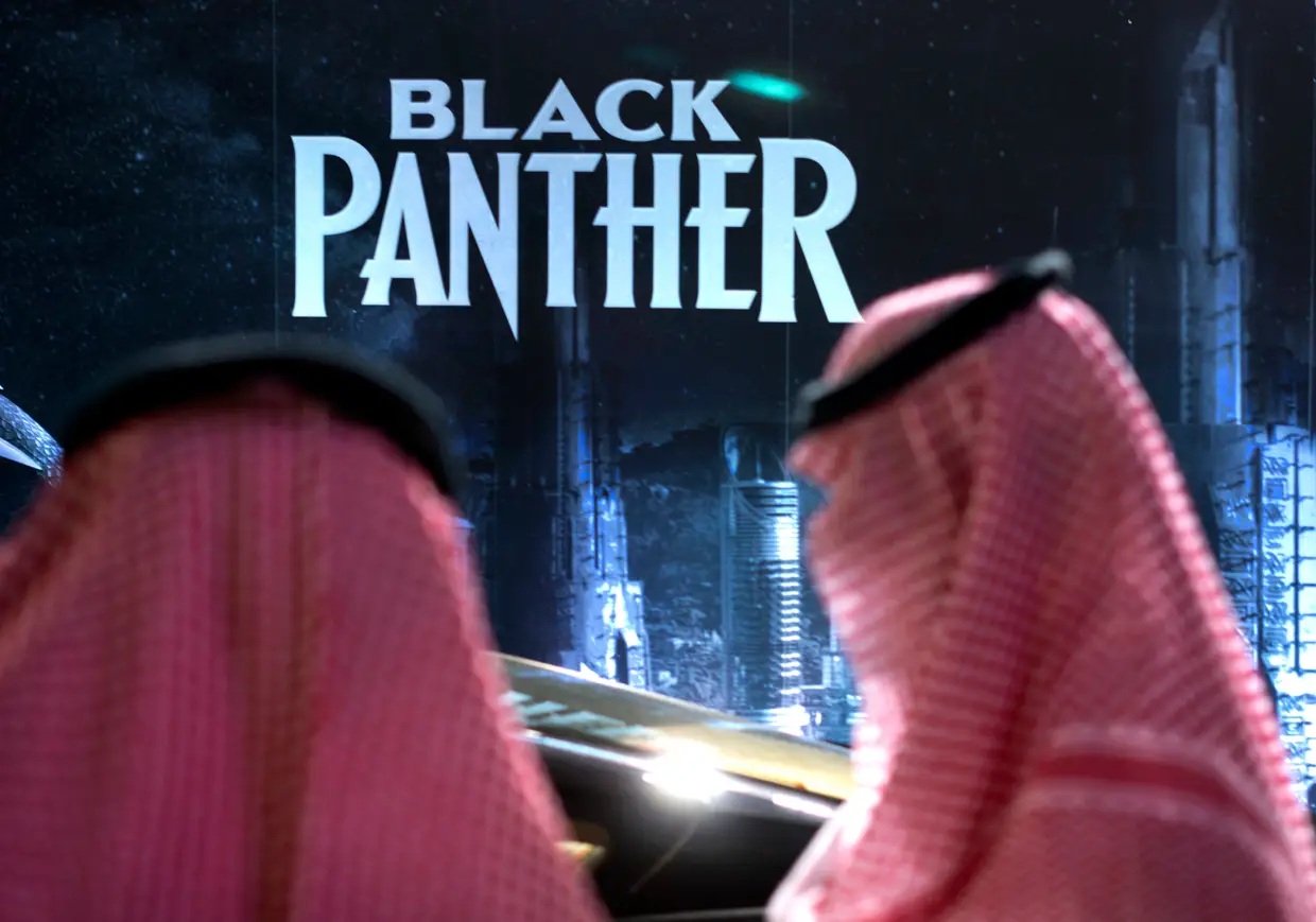O filme "A Pantera Negra" foi o escolhido para a exigição inaugural de cinema comercial na Arábia Saudita provavelmente por evocar a história do jovem monarca de um reino fictício na selva.