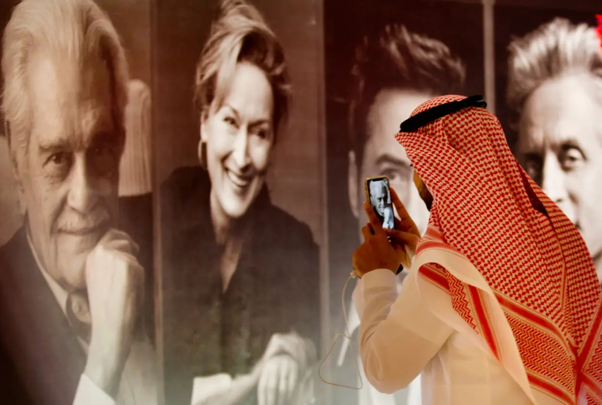 Cartazes das estrelas de Hollywood são atração na Arábia Saudita onde não há cimena comercia há mais de 35 anos.