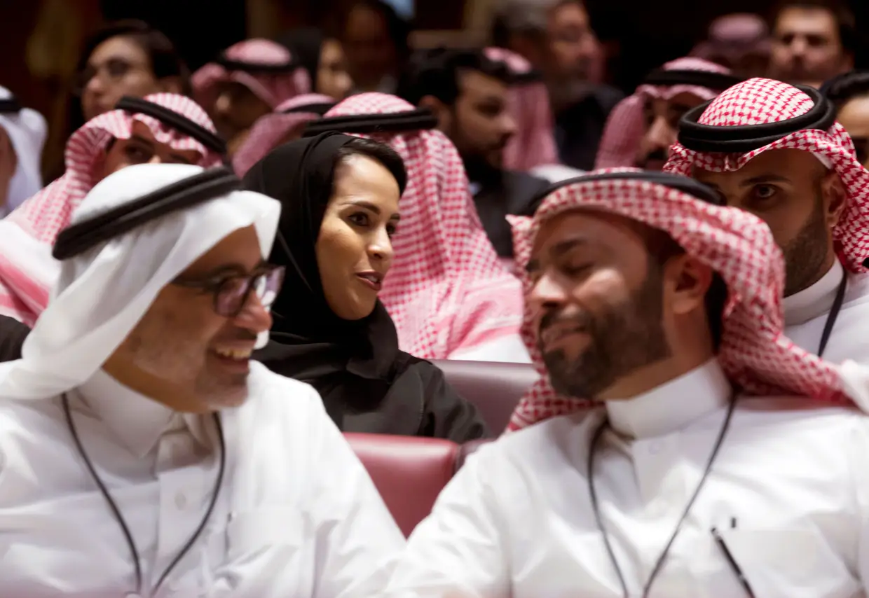 Centenas de convidados aguardaram com expectativa o início da primeira exibição pública de um filme comercial no Reino da Arábia Saudita em mais de 35 anos.