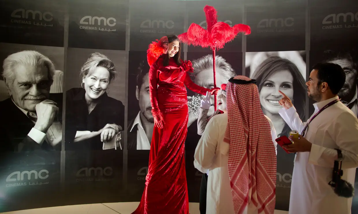 A inauguração do primeiro cinema público no Reino da Arábia Saudita em mais de 35 anos foi assinalada com pompa e circunstância, com atrizes e cartazes de estrelas de Hollywood, na exibição especial que contou com centenas de convidados