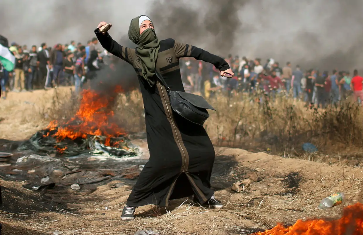 Os confrontos entre palestinianos e os militares israelitas, na fronteira entre Israel e Gaza.