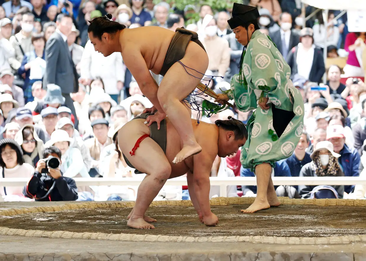 Fanáticos e turistas reuniram-se no torneio de sumo no Festival da Primavera em Tóquio. A prática deste desporto envolve muitos rituais, desde deitar sal no ringue até rezar antes da prova.