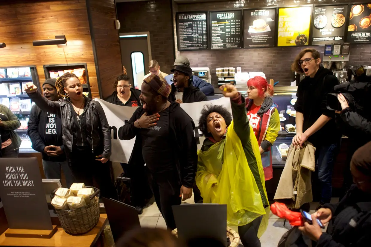 Manifestantes protestam na loja da Starbucks em Filadélfia, nos EUA, onde dois homens negros foram detidos.