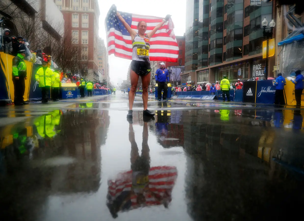 A atleta Desiree Linden celebra a vitória feminina na Maratona de Boston, EUA.