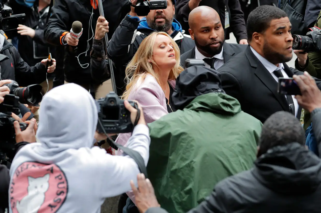 A atriz de filmes pornográficos Stormy Daniels à chegada do tribunal federal em Manhattan, Nova Iorque, EUA.