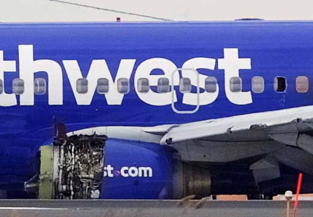 Uma pessoa morreu e sete ficaram feridas depois de um avião da Southwest Airlines ter aterrado de emergência no aeroporto de Filadélfia, nos EUA. Em causa está a explosão do motor esquerdo da aeronave, cujos estilhaços partiram uma janela e quase sugaram uma mulher.