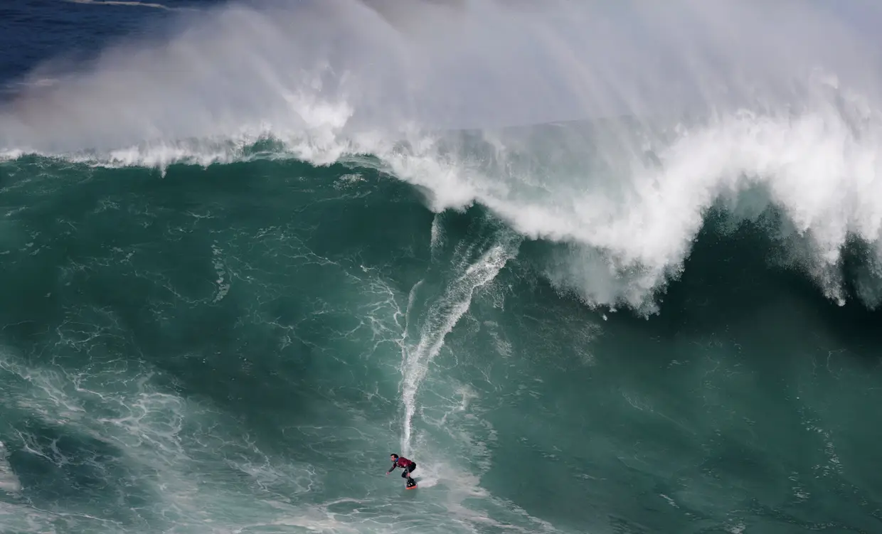 O surfista espanhol Axi Muniain na Praia do Norte, na Nazaré, Portugal.
