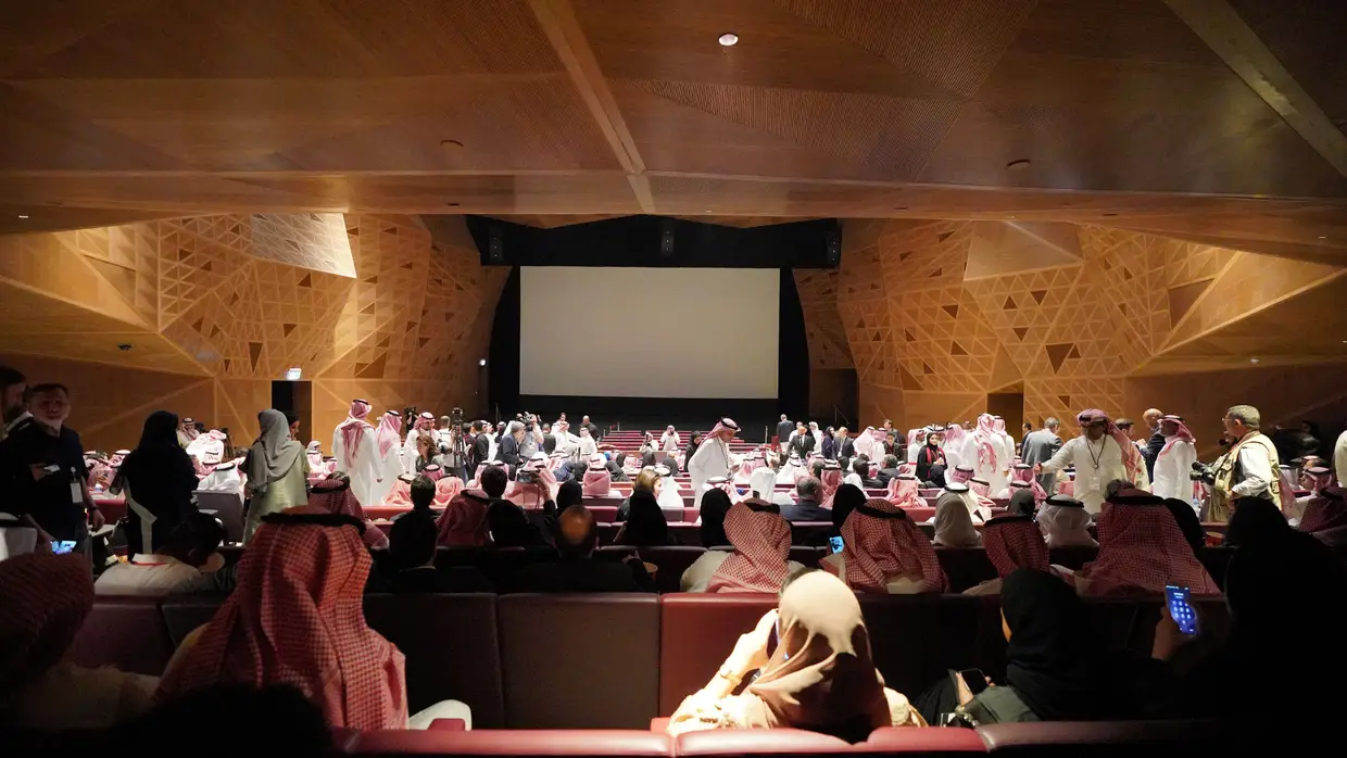 A abertura do cinema é a mais recente reforma que o príncipe herdeiro Mohammed bin Salman tem empreendido nos últimos tempos, na esperança de abrir o país culturalmente e diversificar a economia. Nos últimos dois anos, o príncipe levantou proibições sobre concertos públicos e autorizou que membros de ambos os sexos possam entrar em estádios de futebol.