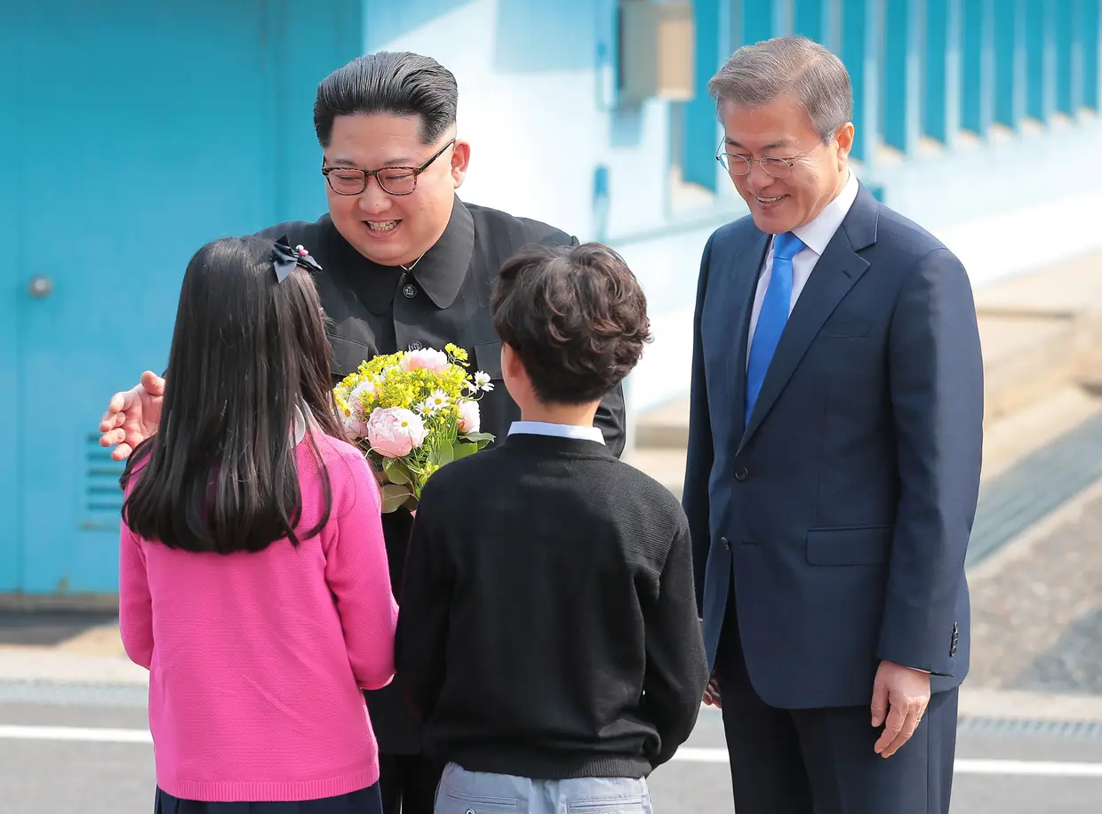 "A Coreia do Sul e a Coreia do Norte decidiram continuar o programa de reunião das famílias separadas por ocasião do Dia da Libertação Nacional a 15 de agosto deste ano", indicaram, referindo-se ao dia que assinala a rendição japonesa no final da Segunda Grande Guerra.