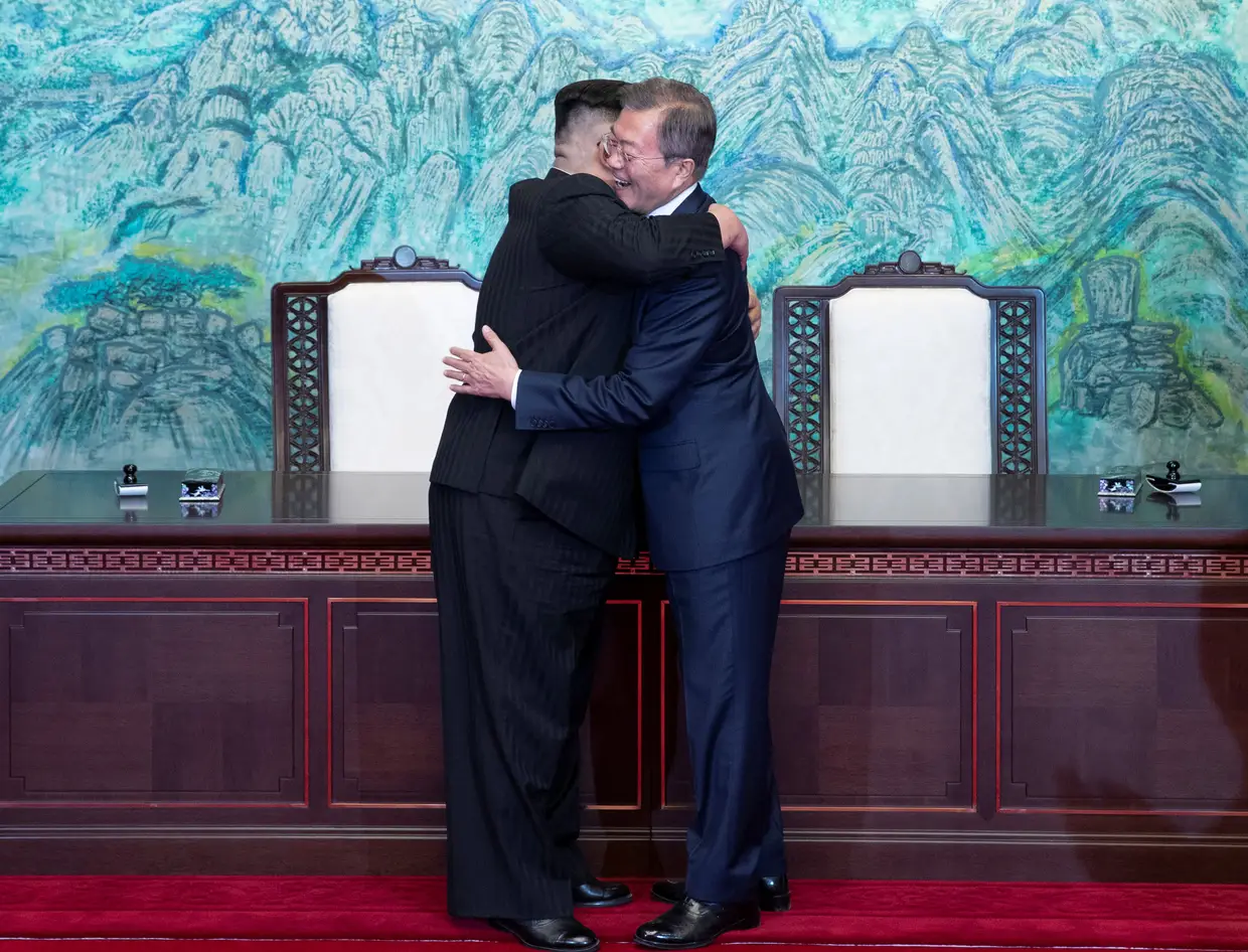 Os dois vizinhos procurarão com os Estados Unidos e talvez também com a China - ambos signatários do cessar-fogo, na ausência de um tratado de paz - "declarar o fim da guerra e estabelecer um regime de paz permanente e sólido", refere o texto.