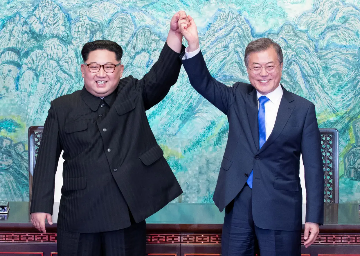 As duas Coreias comprometeram-se a acabar com a guerra de modo permanente, segundo um comunicado conjunto divulgado no final da cimeira histórica, realizada 65 anos após o conflito ter terminado com um armistício.