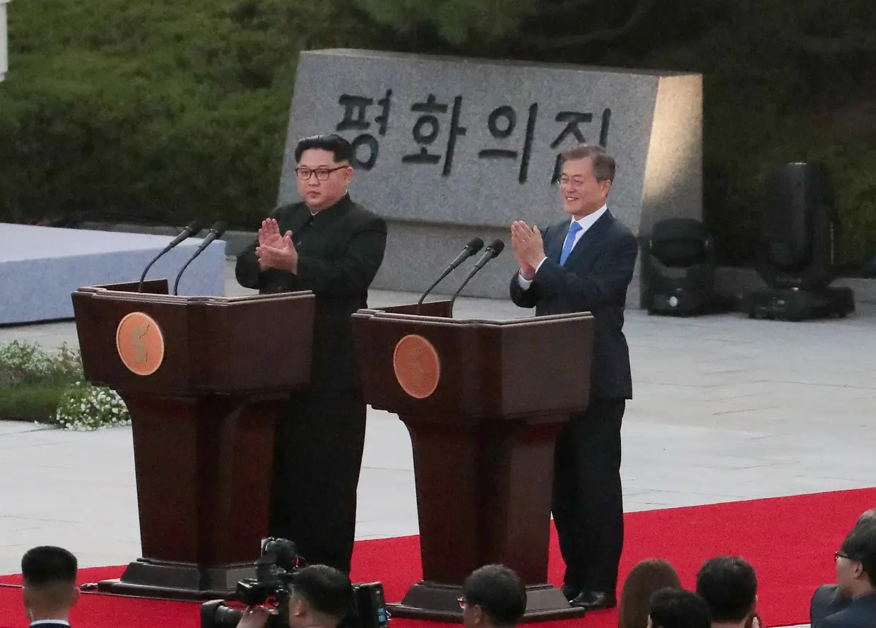 "O Sul e o Norte confirmaram a sua meta comum de conseguir uma península livre de armas nucleares através da completa desnuclearização", refere a declaração conjunta.