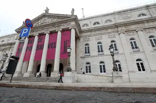 Hoje, o teatro celebra-se online