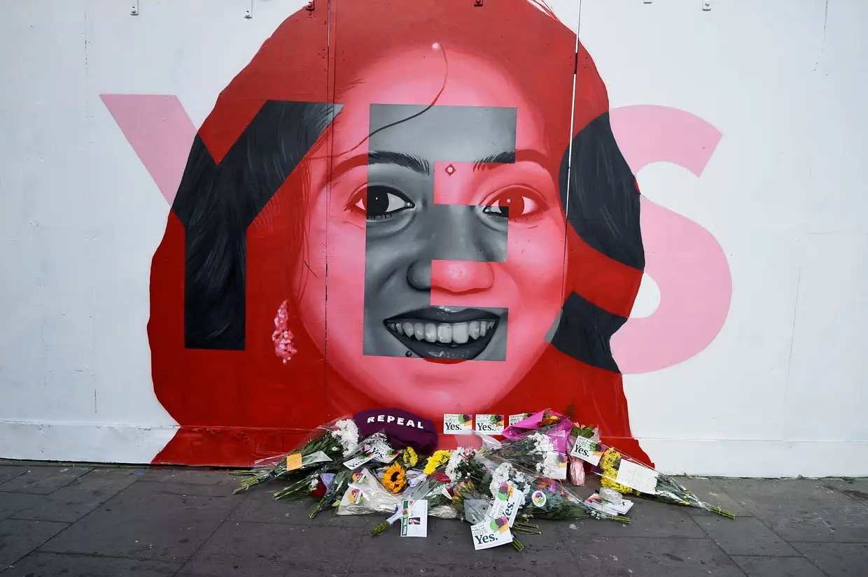 Uma homenagem a Savita Halappanavar, que morreu depois de médicos se recusarem a tratá-la por ter sofrido um aborto espontâneo, na Irlanda. Na mesma semana, o país votou em força no referendo com o "sim" a vencer pela legalização do aborto.