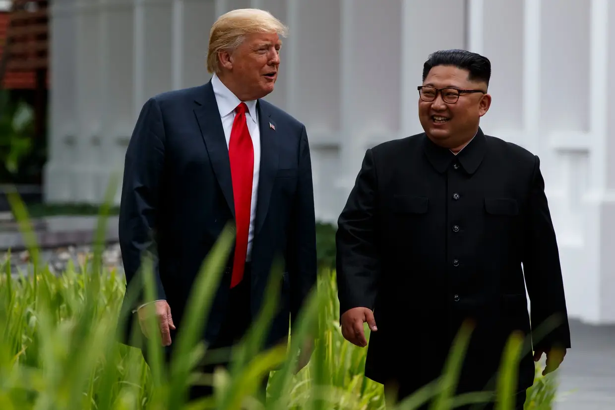 Donald Trump e Kim Jong-un exibiram sorrisos e boa disposição no breve passeio pelos jardins do Capella Hotel, em Sentosa, onde decorreu a cimeira entre o Presidente dos Estados Unidos e o líder da Coreia do Norte.