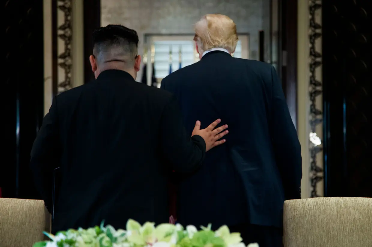 Trump e Kim abandonam a sala após a assinatura do documento.