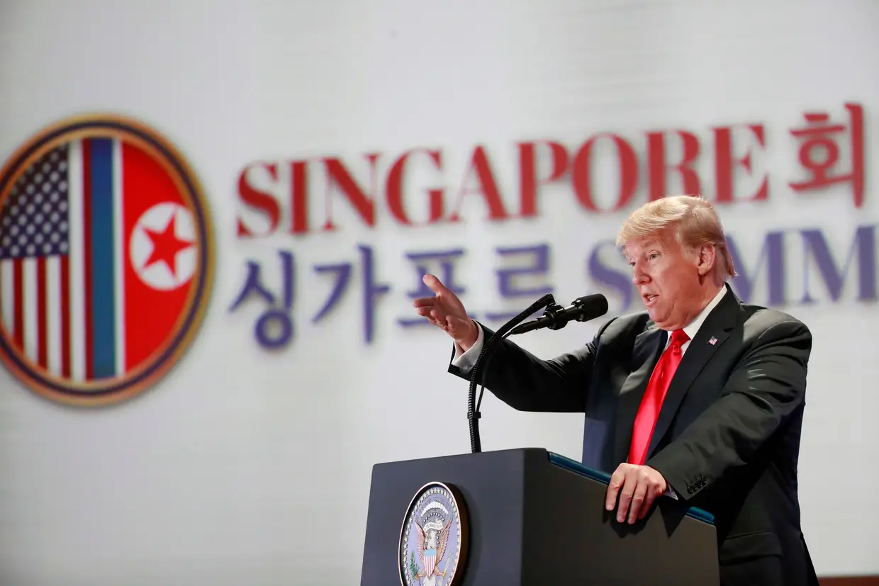 No final da cimeira, Trump realizou uma longa conferência de imprensa na qual respondeu a todas as perguntas com um tom afável que poucas vezes marca os seus encontros com a comunicação social.