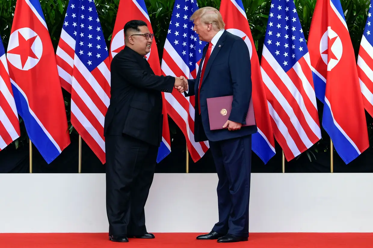 A cimeira propriamente dita começou com este histórico aperto de mão entre Donald Trump e Kim Jong-un. Depois de quase 70 anos de confrontos políticos, no seguimento da Guerra da Coreia e de 25 anos de tensão sobre o programa nuclear de Pyongyang, o encontro de Singapura é o primeiro entre os líderes dos dois países.