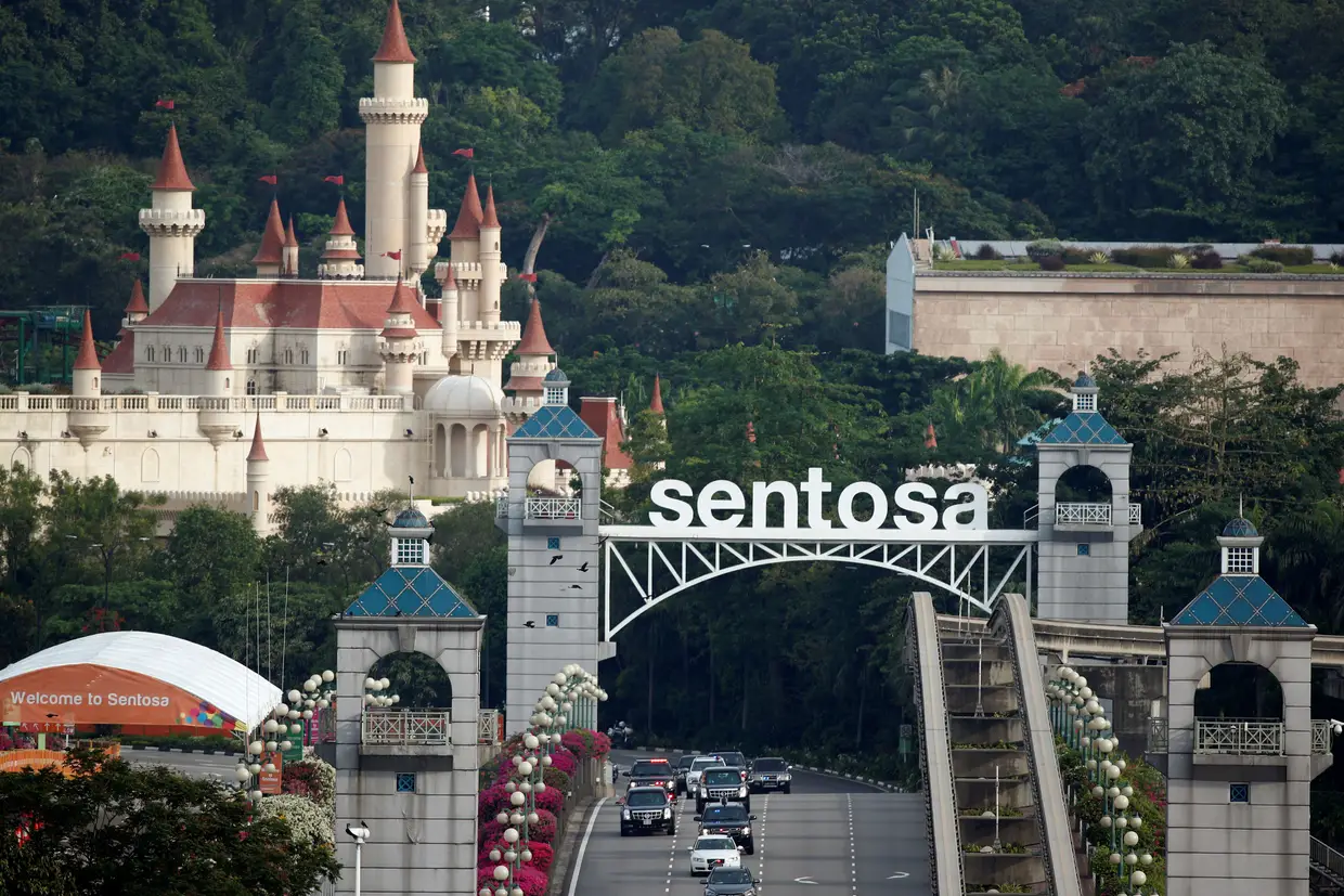 A pequena ilha ao sul de Singapura que acolheu o encontro entre Trump e Kim recebeu milhares de jornalistas e de turistas, que não quiseram perder a oportunidade de ver o líder norte-coreano e o Presidente dos EUA. A cimeira histórica terá custado cerca de 20 milhões de euros às autoridades da cidade-estado.