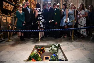 Stephen Hawking sepultado ao lado de Newton e Darwin na Abadia de Westminster