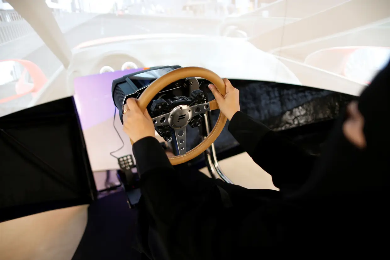 A nova tecnologia permite simular a condução em estrada sem sair da sala de aula. É o último passo antes das aprendizas sentarem-se ao volante no país muçulmano ultraconservador.