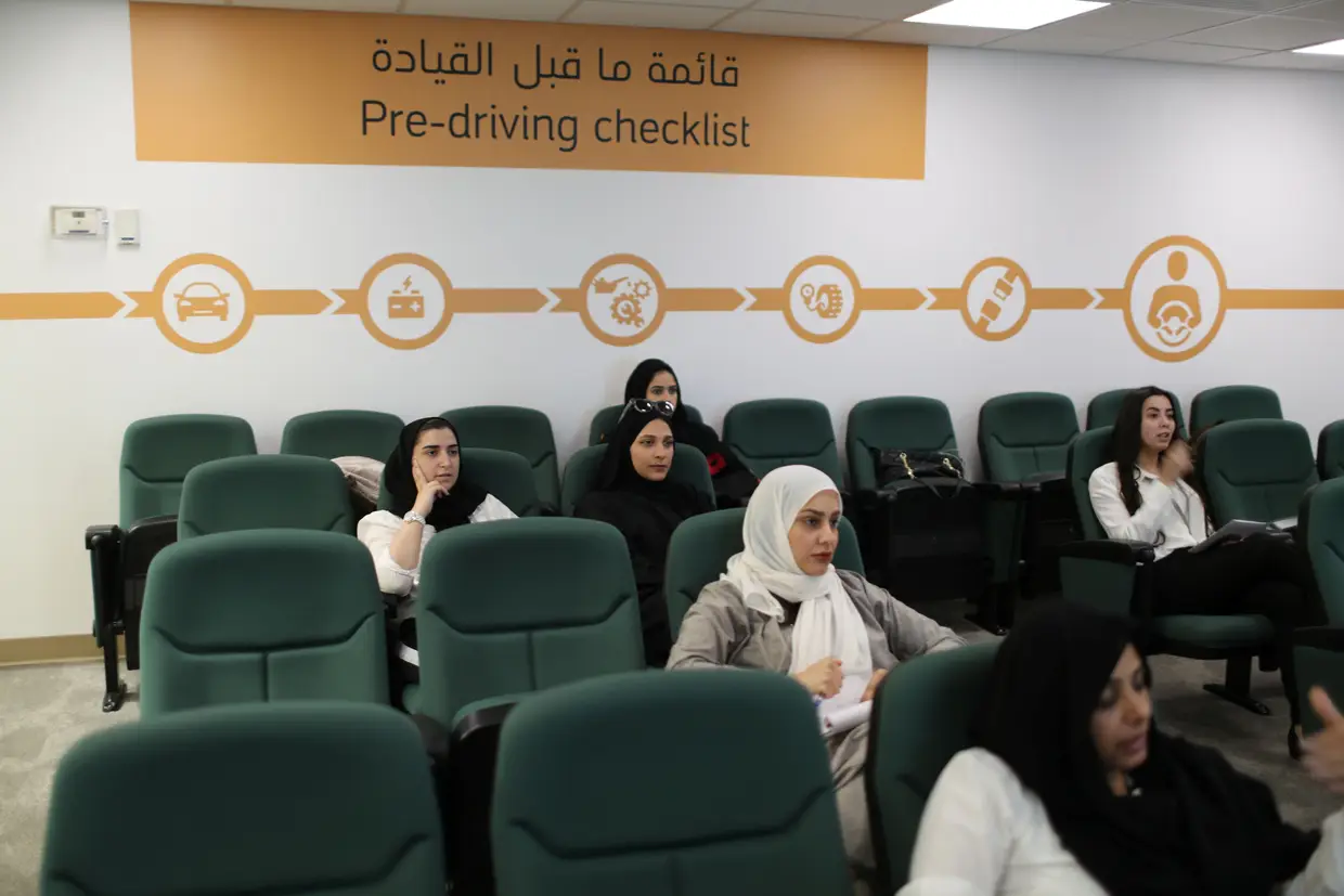 Conquistado o mais difícil - o direito a conduzir por decreto do reinado na Arábia Saudita- é agora tempo de aprender as regras da estrada.