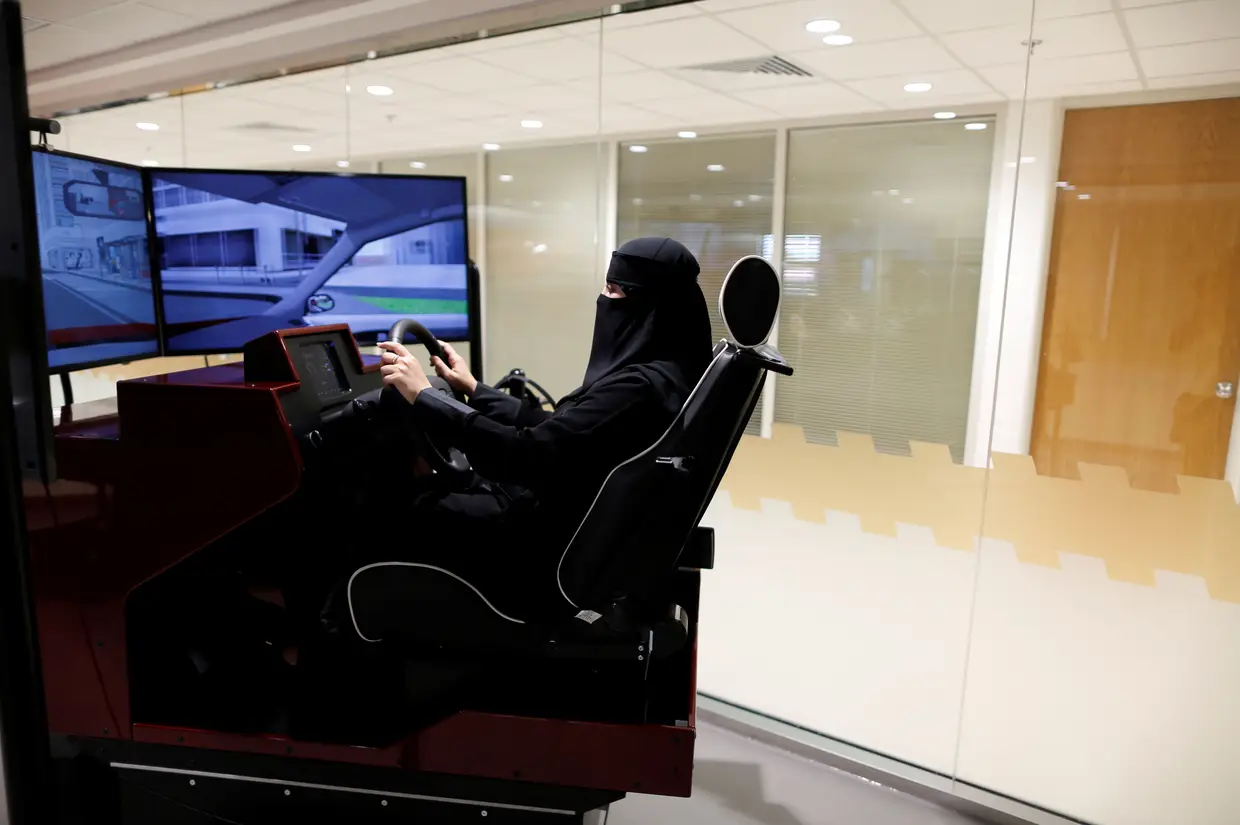 Os avançados simuladores de condução contrastam com as vestes tradicionais das sauditas, ainda hoje obrigadas a tapar todo o corpo em público.