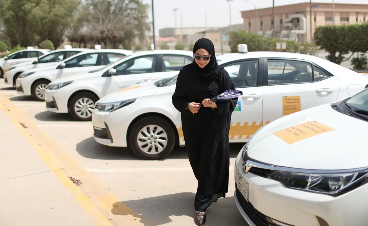 Ver uma mulher sozinha na rua a dirigir-se a um carro já é, por si só, uma imagem inédita na Arábia Saudita que a partir de 24 de junho vai passar a ser banal, com a entrada em vigor do decreto real que autoriza as mulheres a sentarem-se ao volante no país ultraconservador do Golfo.