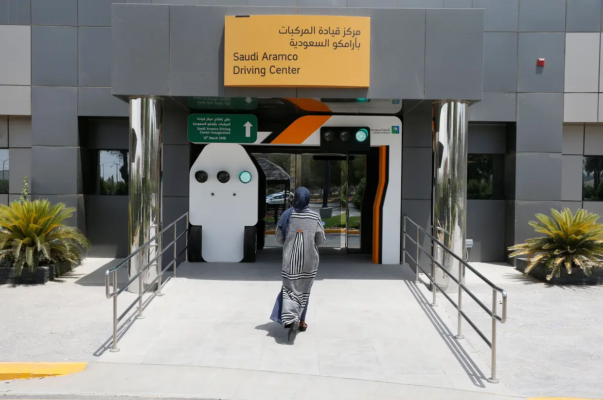 Concluído o processo teórico, é agora tempo das aulas práticas de condução. Um momento histórico que já é uma revolução na Arábia Saudita, que só a 24 de junho autoriza as mulheres a sentarem-se ao volante no país muçulmano ultraconservador.