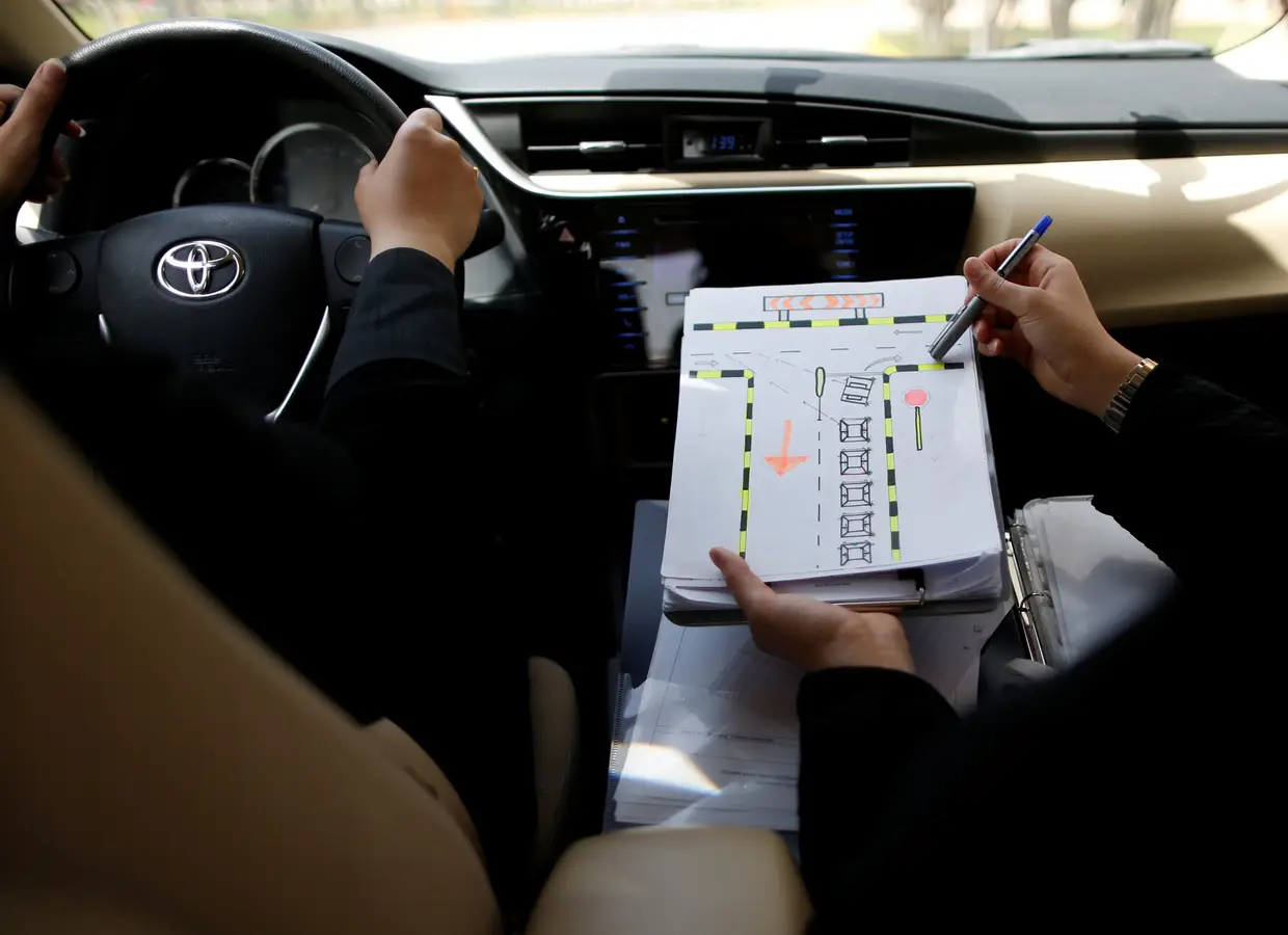 Num país que limita os direitos e liberdades das mulheres, as sauditas tentam agora contornar a tradição e rasgar com os dogmas do único país do mundo onde as mulheres estavam proibidas de se sentarem ao volante de um carro.
