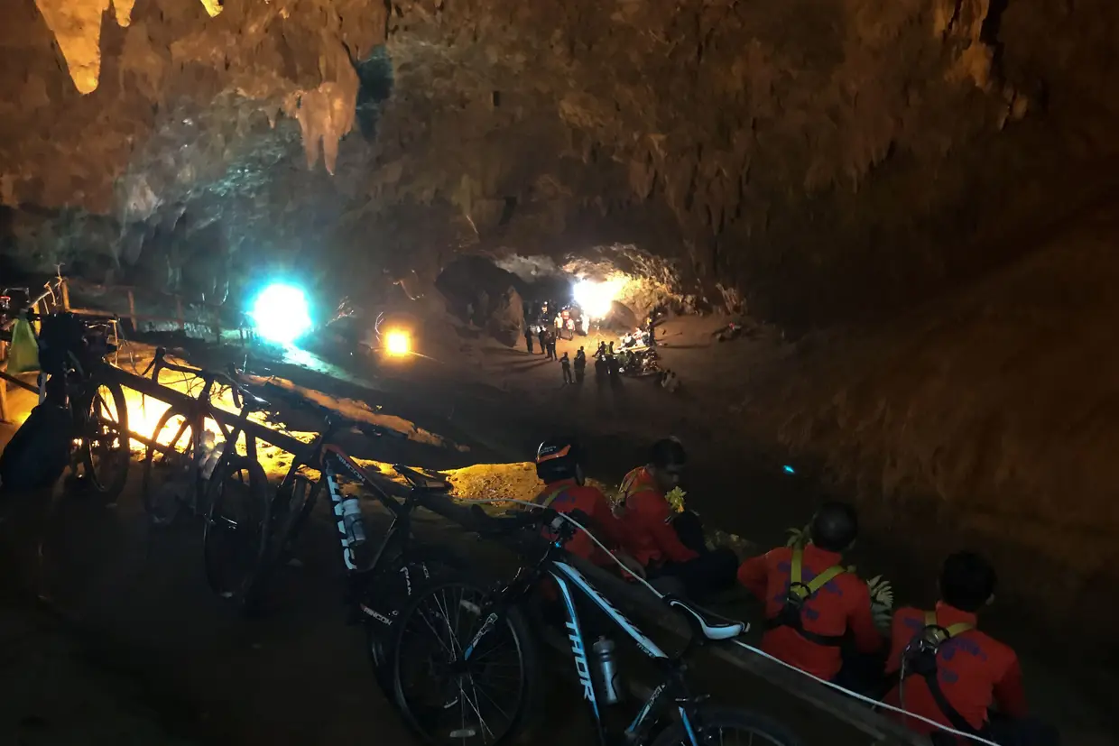 Pouco tempo depois, foram encontradas pegadas recentes, o que fez com que as autoridades acreditassem que estavam vivos. As equipas de busca percorriam quilómetros da "gruta labirinto" que terá entre 8 e 10 quilómetros.