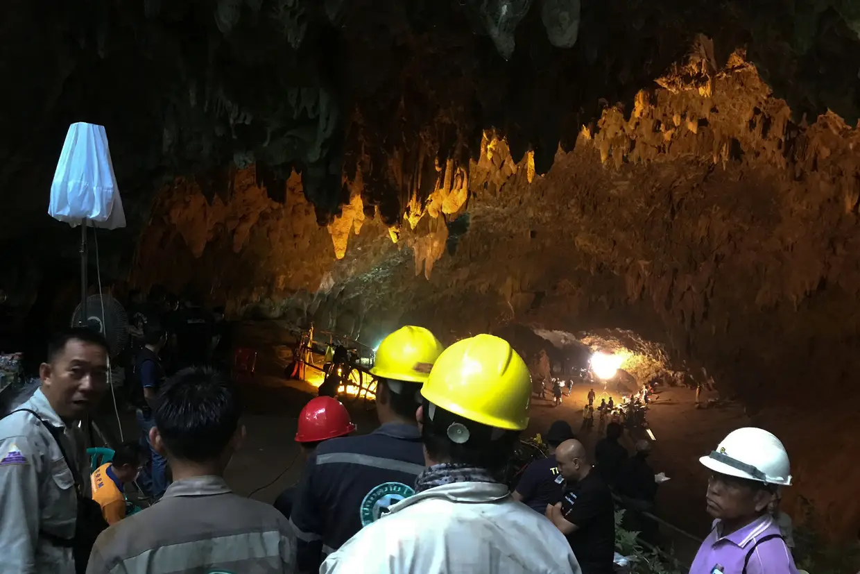 As equipas de resgate já percorreram 6 quilómetros na gruta, de cerca de 10 quilómetros, disse Damrong Hanpakdeeniyom, chefe do parque florestal.