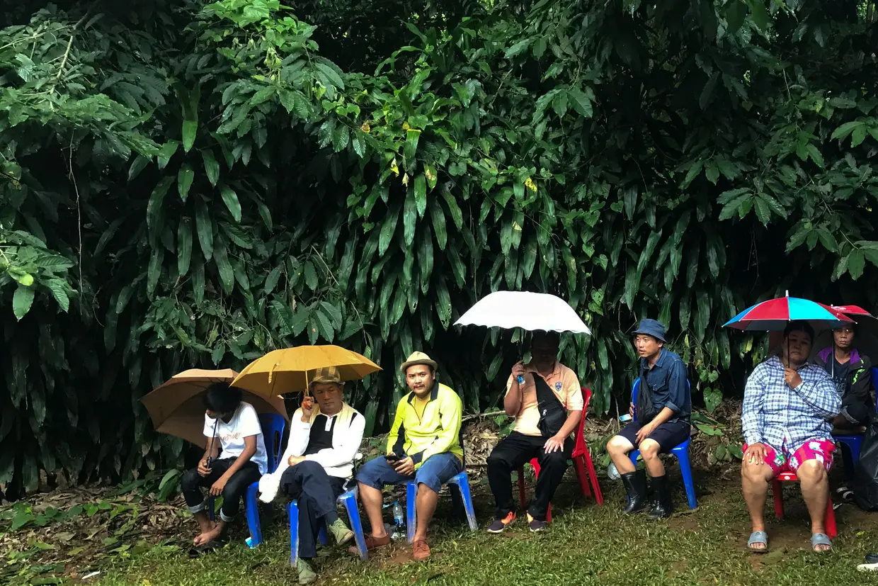 Os familiares dos jovens desaparecidos passaram as noites no exterior da gruta. No local estavam também as equipas de resgate e até monges budistas.