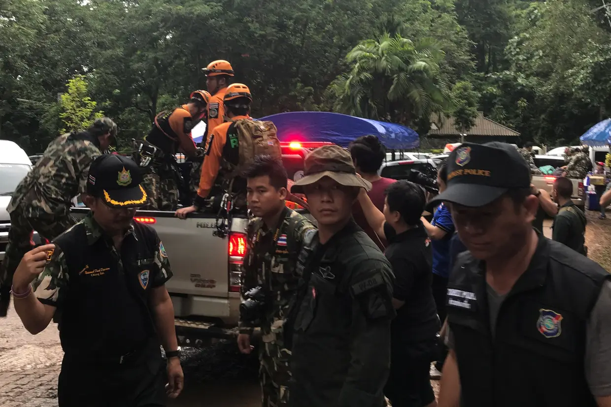 Militares tailandeses e equipas de resgate no exterior da gruta.