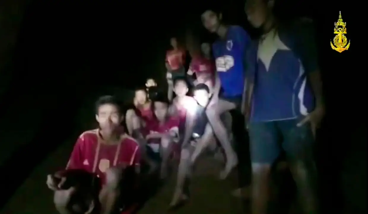 Nove dias depois de estarem desaparecidos, os 12 jovens e o treinador foram encontrados com vida.
