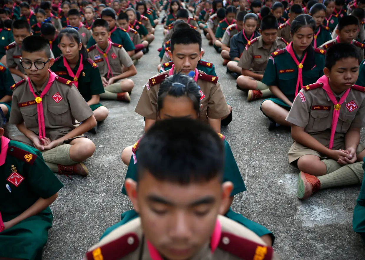 Estudantes tailandeses praticaram meditação, enquanto decorriam as operações de busca.