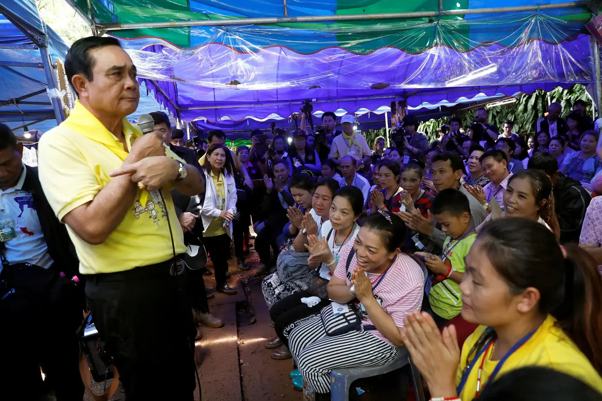 O primeiro ministro da Tailândia Prayut Chan-o-cha visitou as famílias dos jovens desaparecidos.