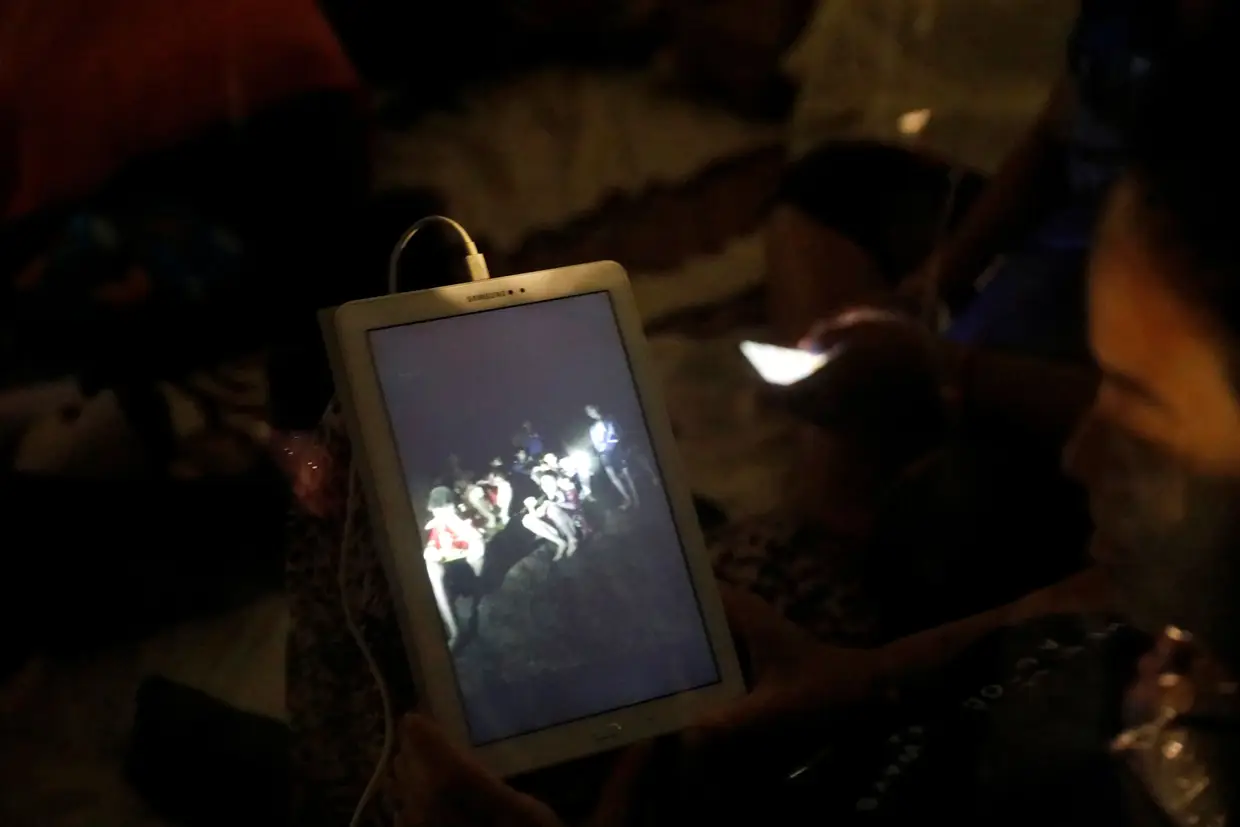 Cá fora, os familiares assistiam emocionados ao vídeo enviado pelos jovens.