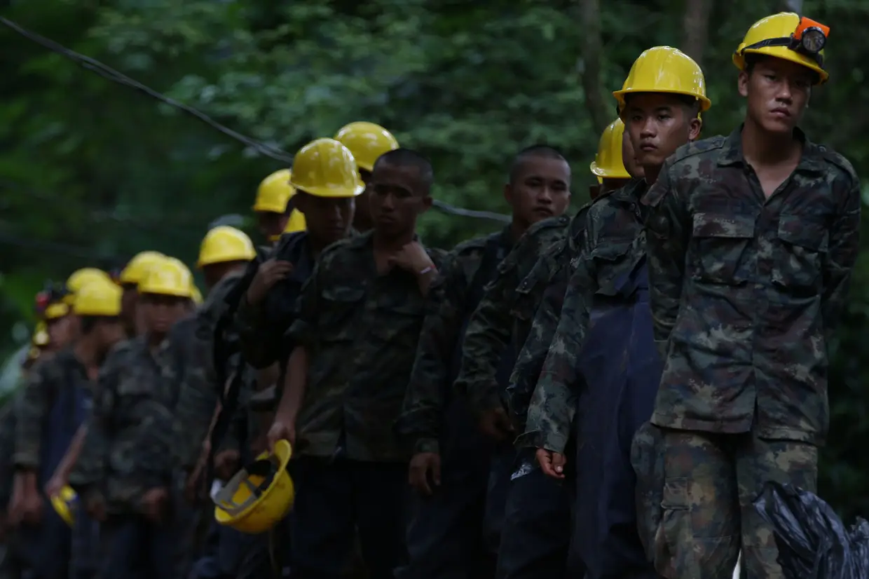 Depois da alegria do aparecimento dos jovens, uma desgraça. Morreu um mergulhador, Saman Gunan, antigo oficial da Marinha, por falta de oxigénio, depois de ter entregado uma reserva de ar aos jovens presos na gruta.