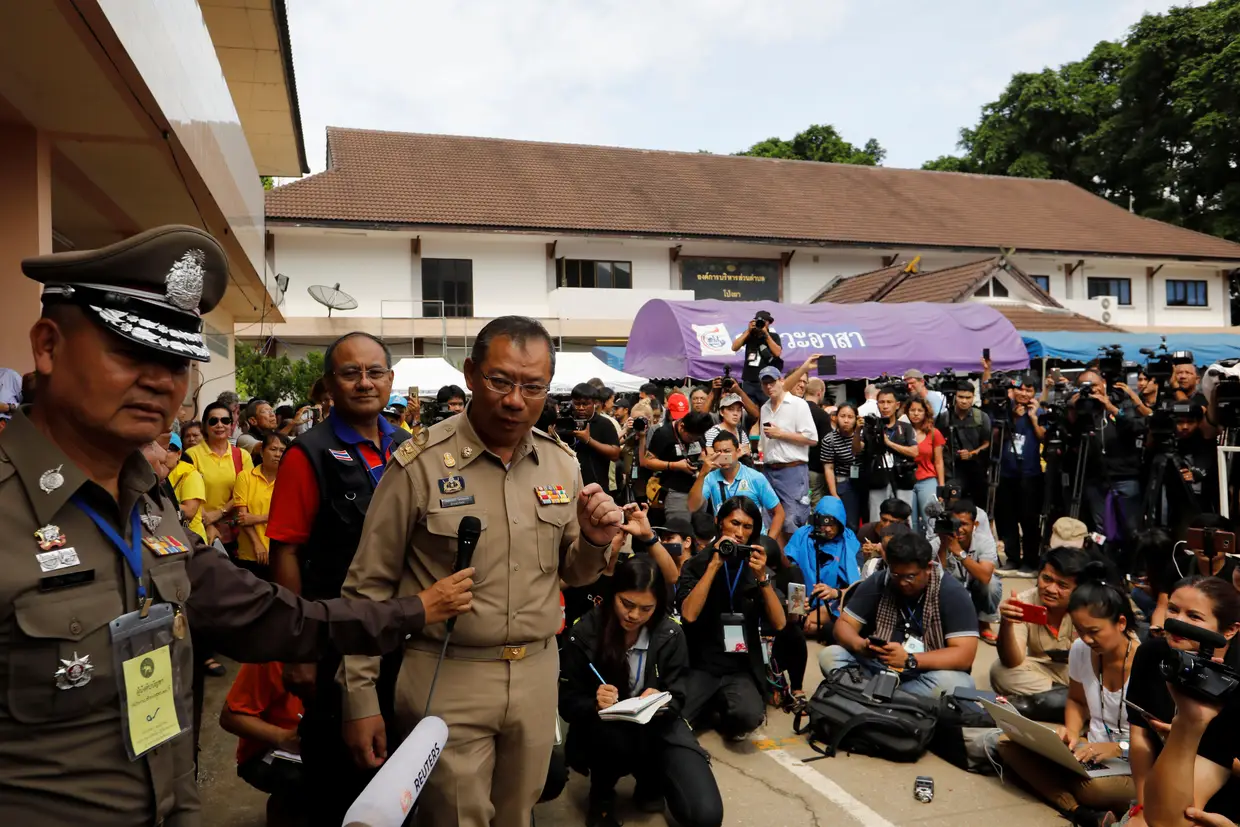 Narongsak Osottanakorn, governador da província de Chiang, falava aos jornalistas sobre a primeira fase de resgate. Tinha sido bem sucedida. Quatro jovens estavam cá fora. Na gruta, continuavam oito rapazes e o treinador.