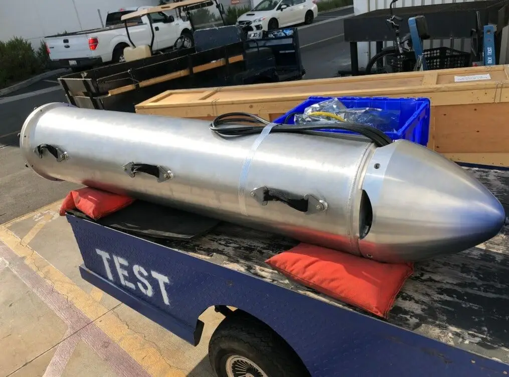 Elon Musk, dono da Tesla e SpaceX, desenvolveu e testou uma cápsula submarina para ajudar no resgate. Tinha enviado engenheiros para o local, dois dias antes. A prática acabou por ser recusava na Tailândia.