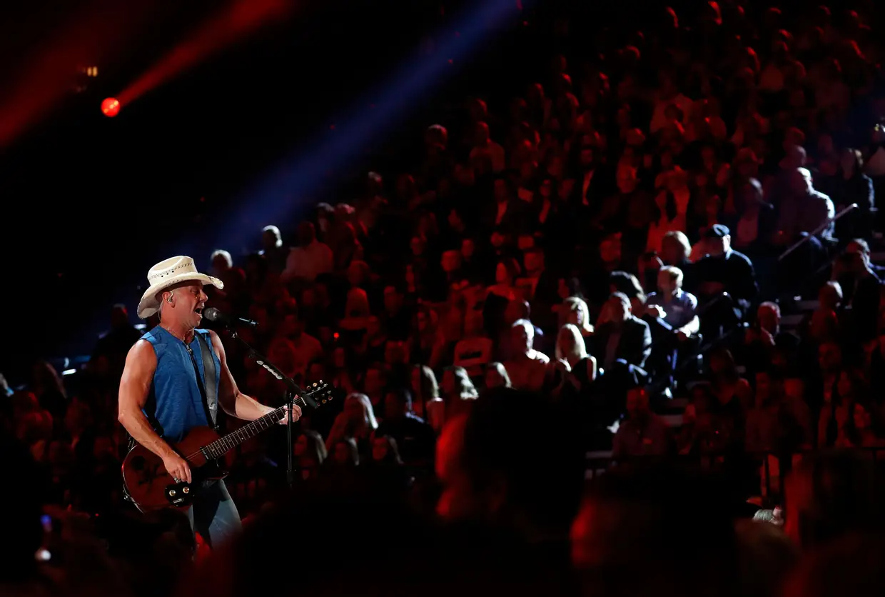 5. Kenny Chesney: 2.238.726 euros; 74,68 euros.