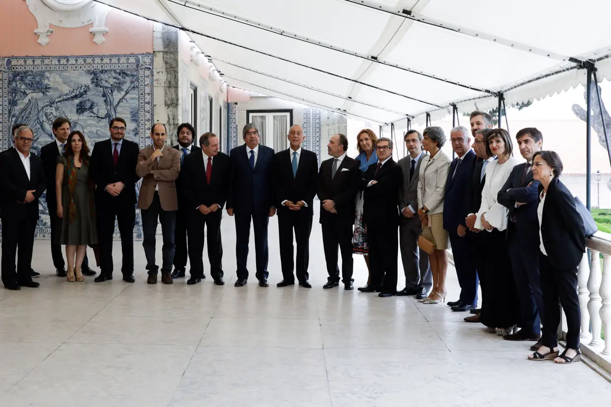 O Presidente da República, Marcelo Rebelo de Sousa, acompanhado pelo Presidente da Assembleia da República, Eduardo Ferro Rodrigues, posa para a foto momentos antes do início de um almoço oferecido pelo PR ao Presidente, aos Vice-Presidentes, aos Líderes dos Grupos Parlamentares e aos Secretários e Vice-Secretários da Mesa da Assembleia da República por ocasião do final da Sessão Legislativa, que decorreu no Palácio de Belém, em Lisboa.