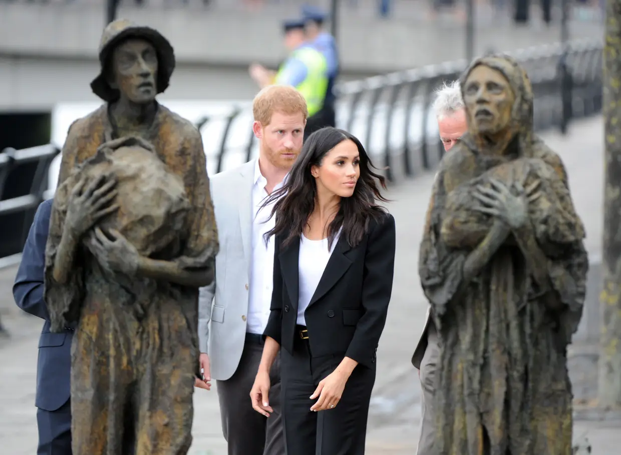 Os duques de Sussex, o príncipe Harry e a mulher Meghan, durante a visita a Dublin, Irlanda.