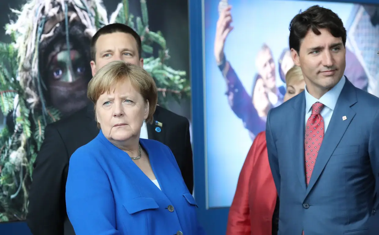 A chanceler alemã, Angela Merkel, e o primeiro-ministro canadiano, Justin Trudeau, durante o encontro da NATO, em Bruxelas.