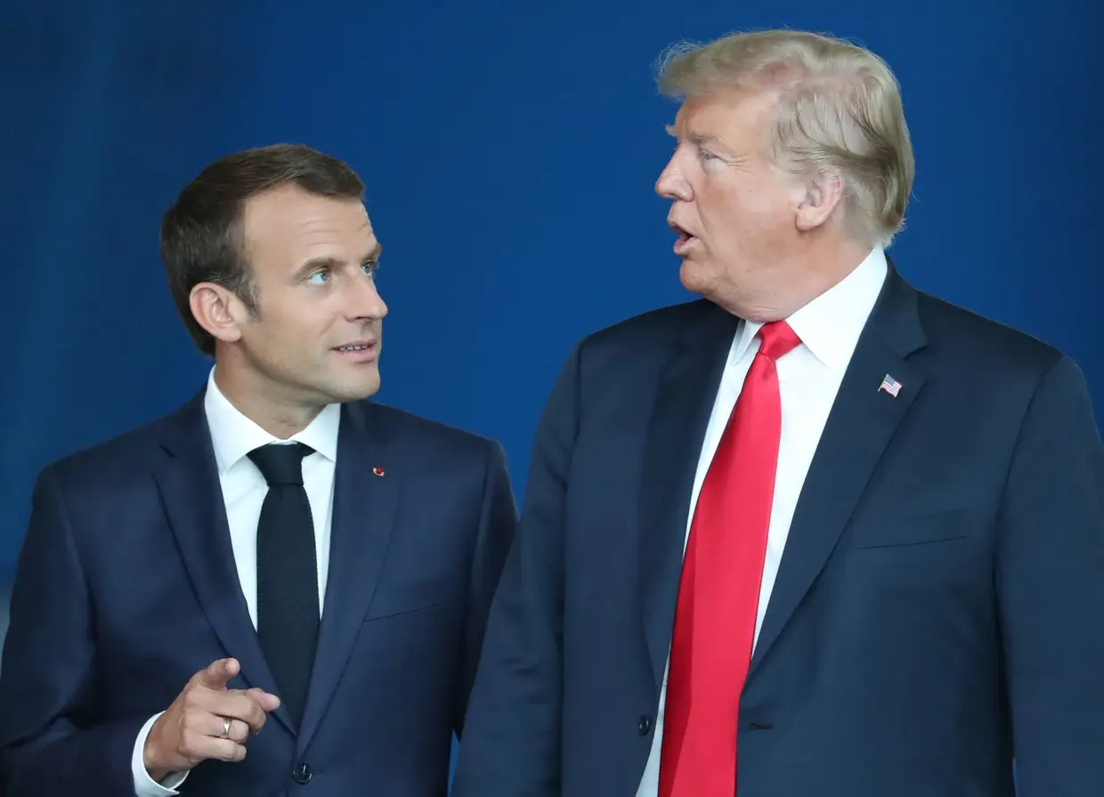Os Presidentes Emmanuel Macron, de França, e Donald Trump, dos EUA, durante o encontro da NATO, em Bruxelas.