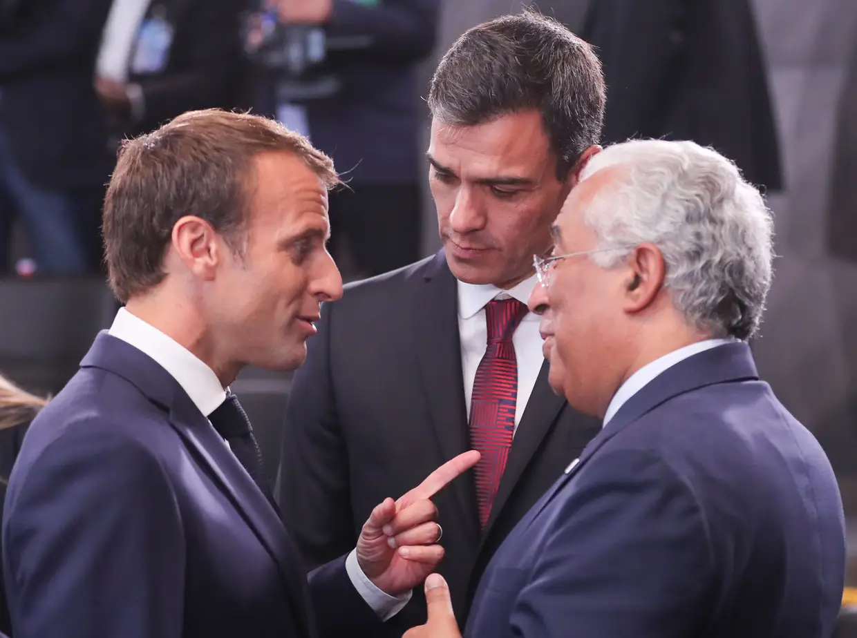 O Presidente francês, Emmanuel Macron, com os primeiros-ministros de Espanha, Pedro Sanchez, e de Portugal, António Costa, durante um encontro da NATO, em Bruxelas.