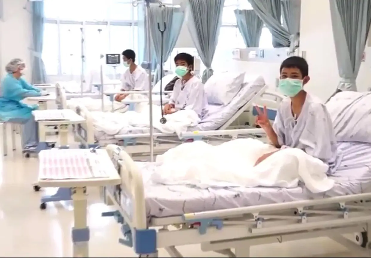 Os jovens resgatados de uma gruta em Chiang Rai, Tailândia, no hospital onde estão a ser tratados.